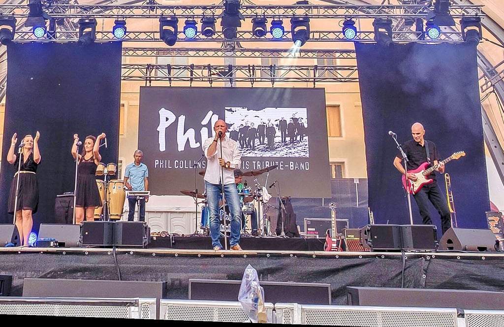Mit der Collins-Tribute-Band „Phil“ war Jürgen „Phil“ Mayer 2017 in einem Hofkonzert auf der Schlosswiese zu Gast. Im Juli kehren sie zurück.