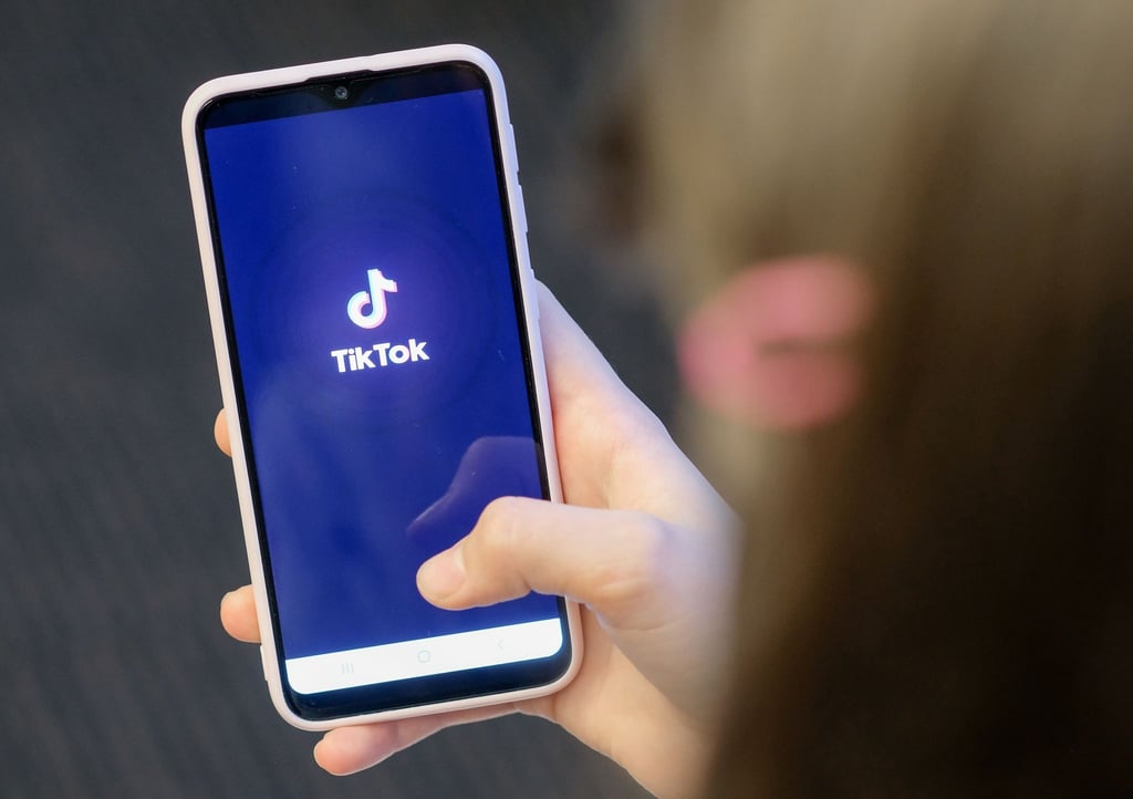 Das Logo der Kurzvideo-App TikTok zu sehen auf dem Display eines Smartphones.