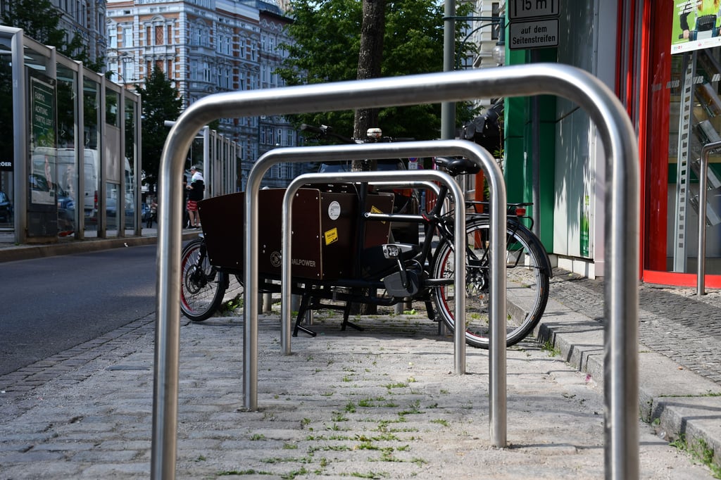 Am Hasselbachplatz werden derzeit neue Fahrradabstellbügel installiert.