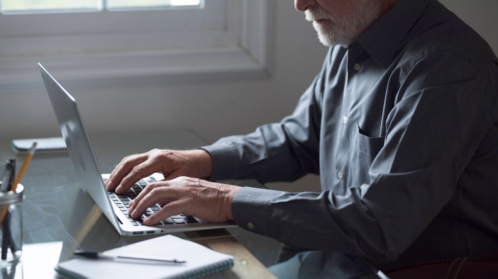 Ein Mann aus Schönebeck gewährte einem angeblichen Microsoft-Mitarbeiter Zugriff auf seinen Computer und wurde um mehrere tausend Euro betrogen.