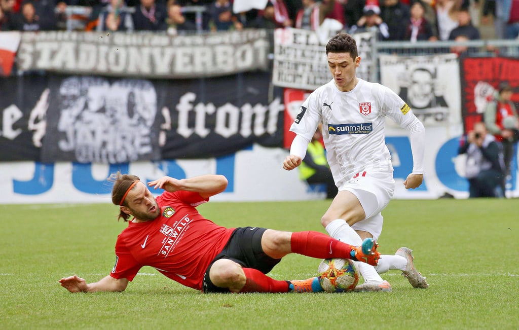 2020: Timo Röttger als Profi von Großaspach im Zweikampf mit HFC-Verteidiger Niklas Landgraf