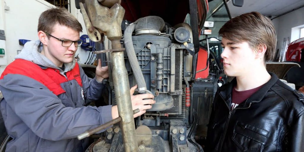 Nick Richter (links), Lehrling bei der Landmaschinen Roschwitz GmbH, zeigt Benjamin Beichert das Innenleben eines Traktors. Im Rahmen der Aktion „Tag der Berufe“