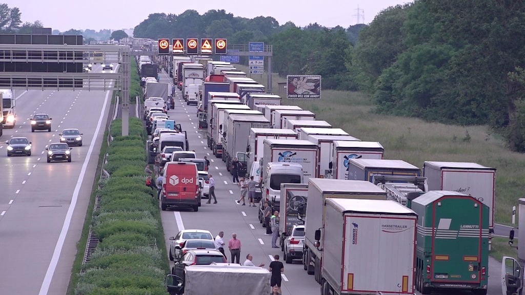 Autofahrer mussten sich in Geduld Üben: Auf der A2 staute es sich mehrere Stunden.