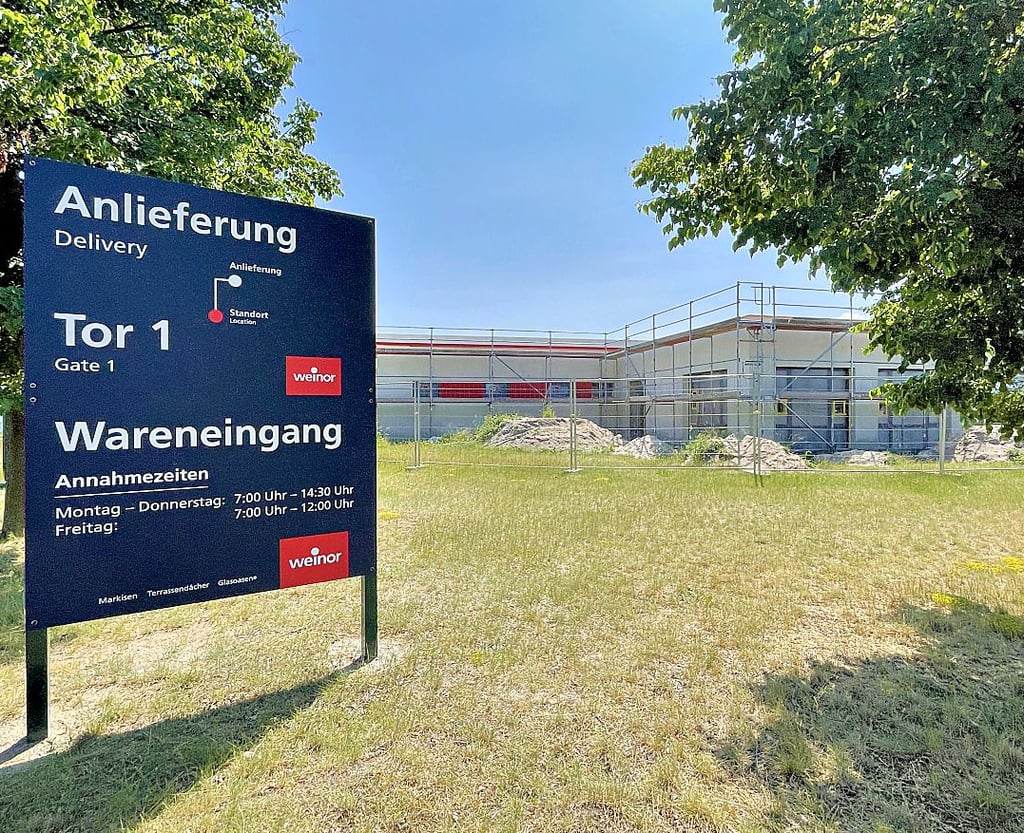 Neu entstanden ist bereits der Rohbau für den neuen Sanitärtrakt des Unternehmens.
