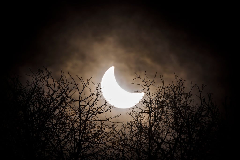 Der Mond hat sich vor die Sonne geschoben.