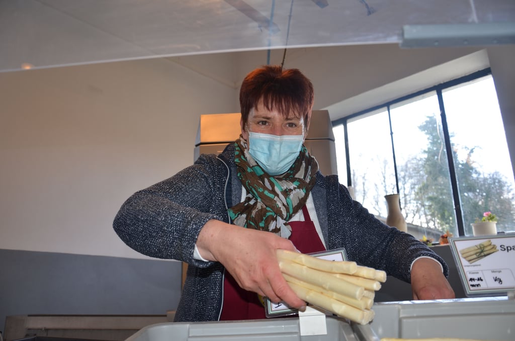 Jaqueline Frick verkauft im Hofladen des Spargelhofes Hoffheinz die frische Ware.