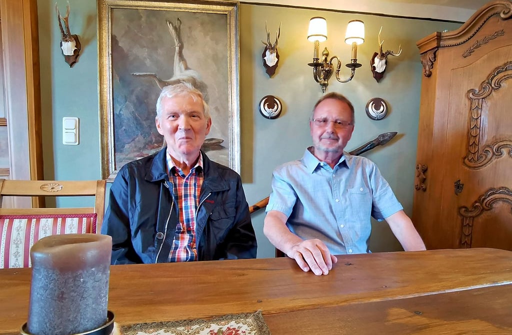 Ulrich Heise und Jürgen Wiegmann (von links) haben das Jägerhaus in vielen Stunden ehrenamtlicher Arbeit mit weiteren Helfern hergerichtet.