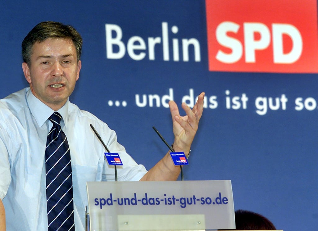 Klaus Wowereit hält 2001 auf dem Landesparteitag der SPD in Berlin eine Rede.