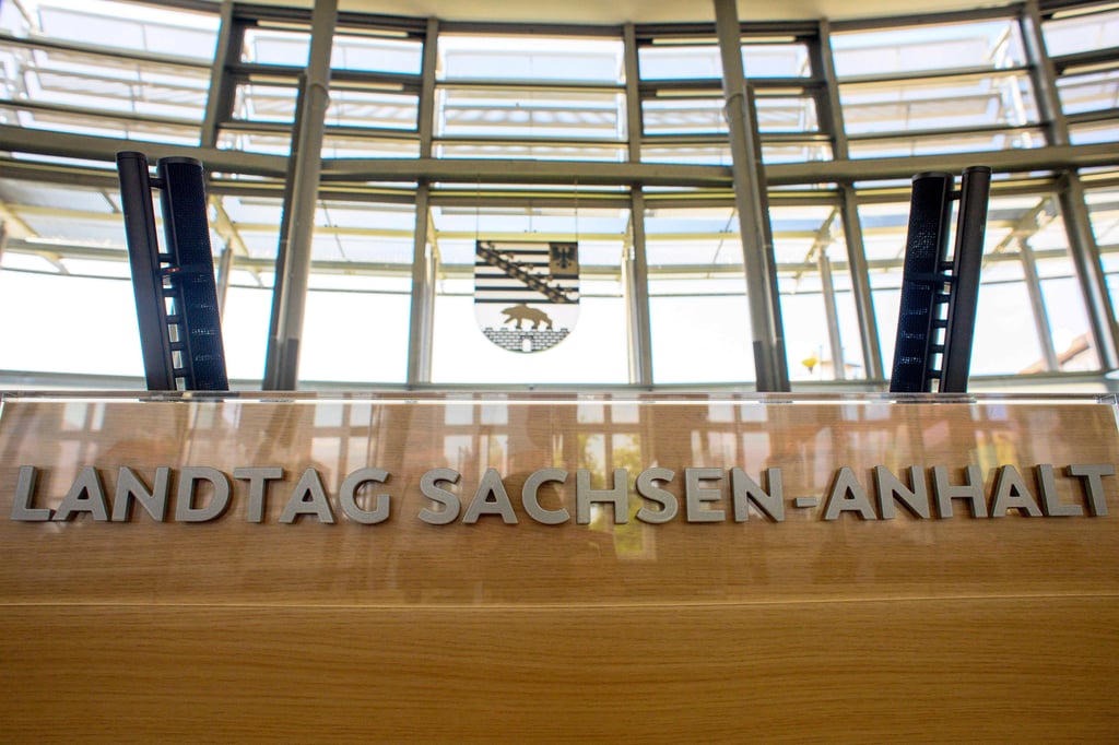 Plenarsaal im Landtag von Sachsen-Anhalt. Nach der Landtagswahl muss der Landtag nun umgebaut werden.