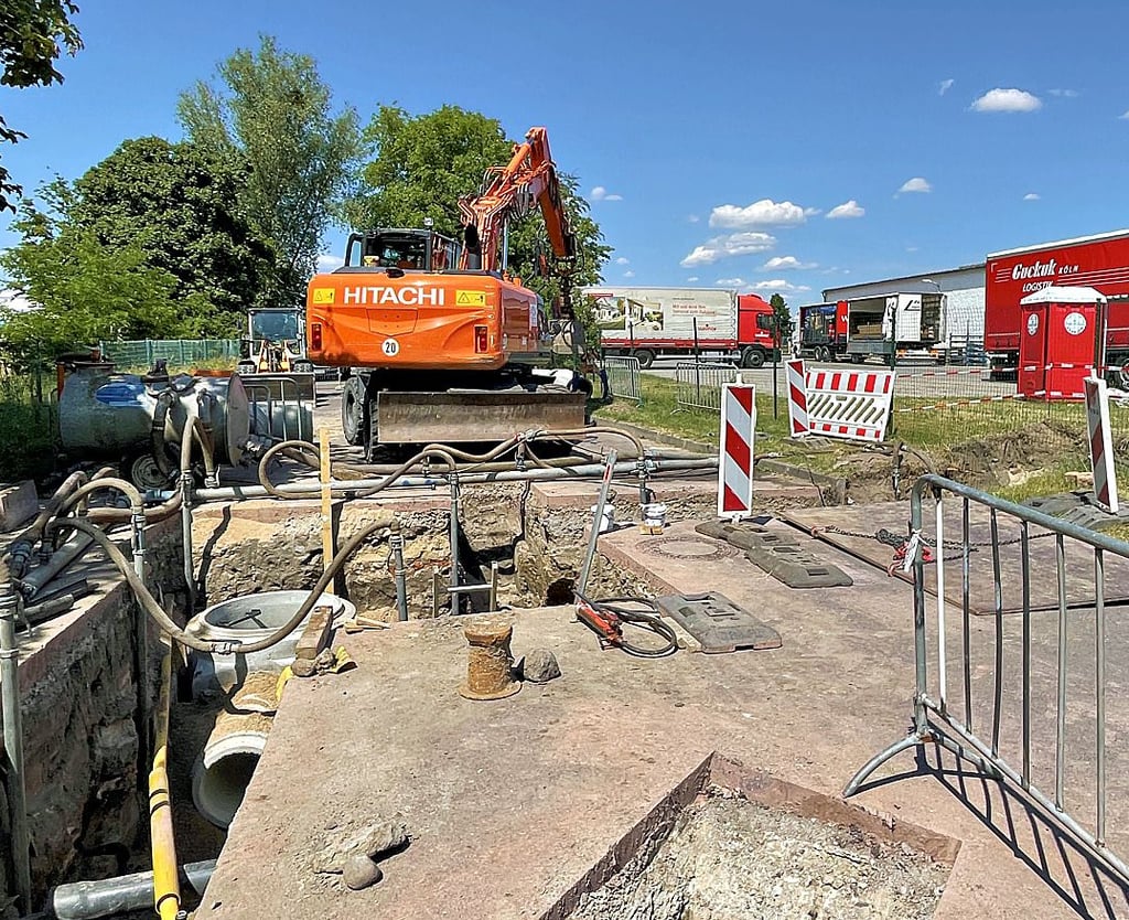 Im Upstallweg wird eine neue Regenwasserableitung in Richtung Pampuhl verlegt.