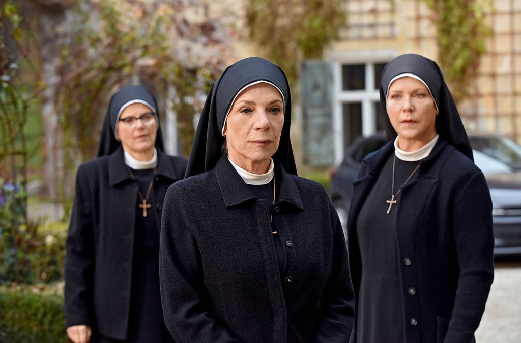 Schwester Hanna (Janina Hartwig, r) und Schwester Hildegard (Andrea Sihler, l) machen sich Sorgen um die Mutter Oberin. Oberin Theodora (Nina Hoger, M.) bereut ihre desaströse Fehlinvestition zutiefst und will im Kloster bleiben um Kraft zu finden.