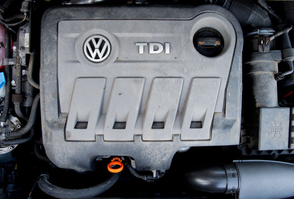 Ein Volkswagen Touran mit einem vom Abgas-Skandal betroffenen 2.0l TDI Dieselmotor vom Typ EA189.