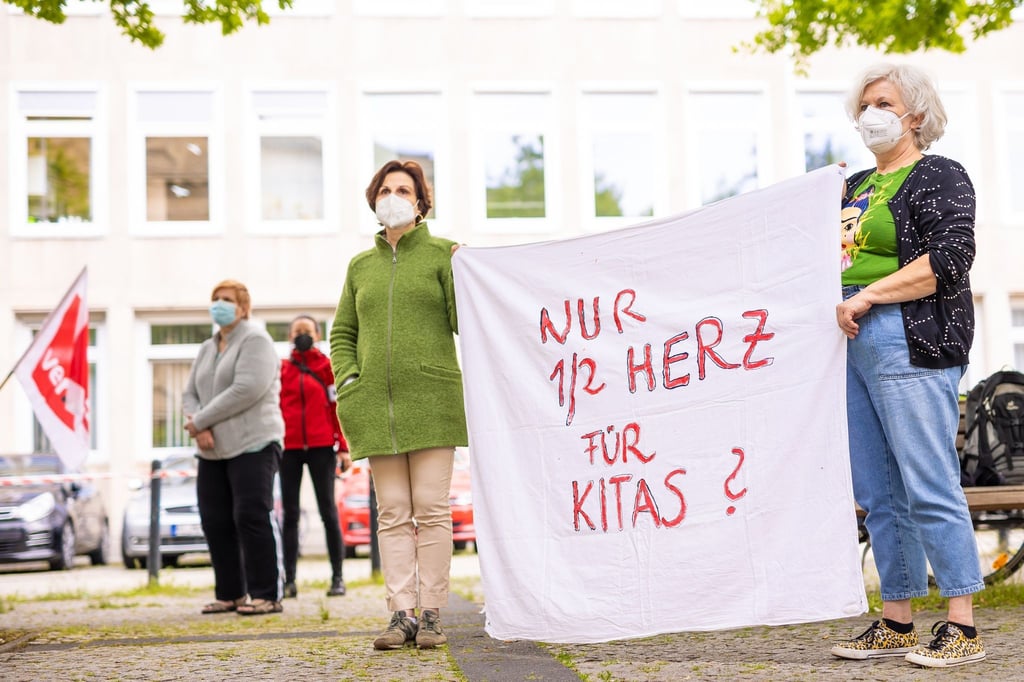 Der Schriftzug „Nur 1/2 Herz für Kitas?“ ist auf einem Transparent bei einer Demonstration von Erziehern vor dem niedersächsischen Landtag zu lesen.