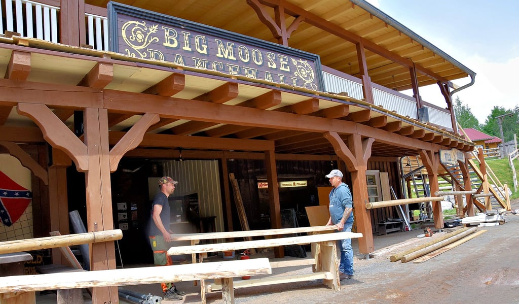 Der Big Moose Saloon in der Westernstadt Pullman City in Hasselfelde hat eine neue Terrasse im Obergeschoss erhalten, damit mehr coronagerechte Sitzplätze zur Verfügung stehen. Die letzten Vorbereitungen zur Saisoneröffnung laufen auf Hochtouren.