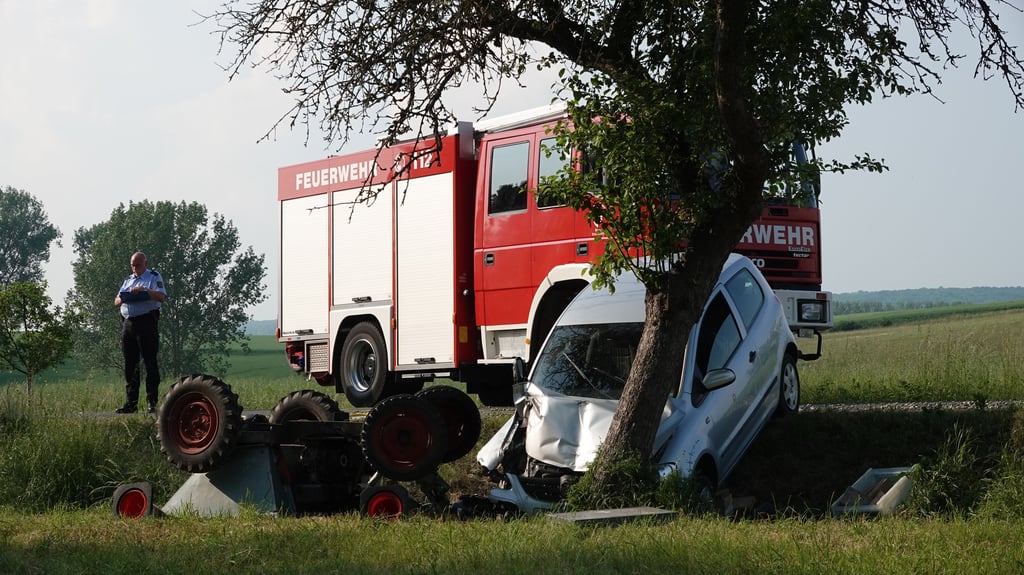 Auf der L87 im Landkreis Harz kollidierten am Dienstagnachmittag ein Baufahrzeug und ein Auto - zwei Personen wurden dadurch verletzt.