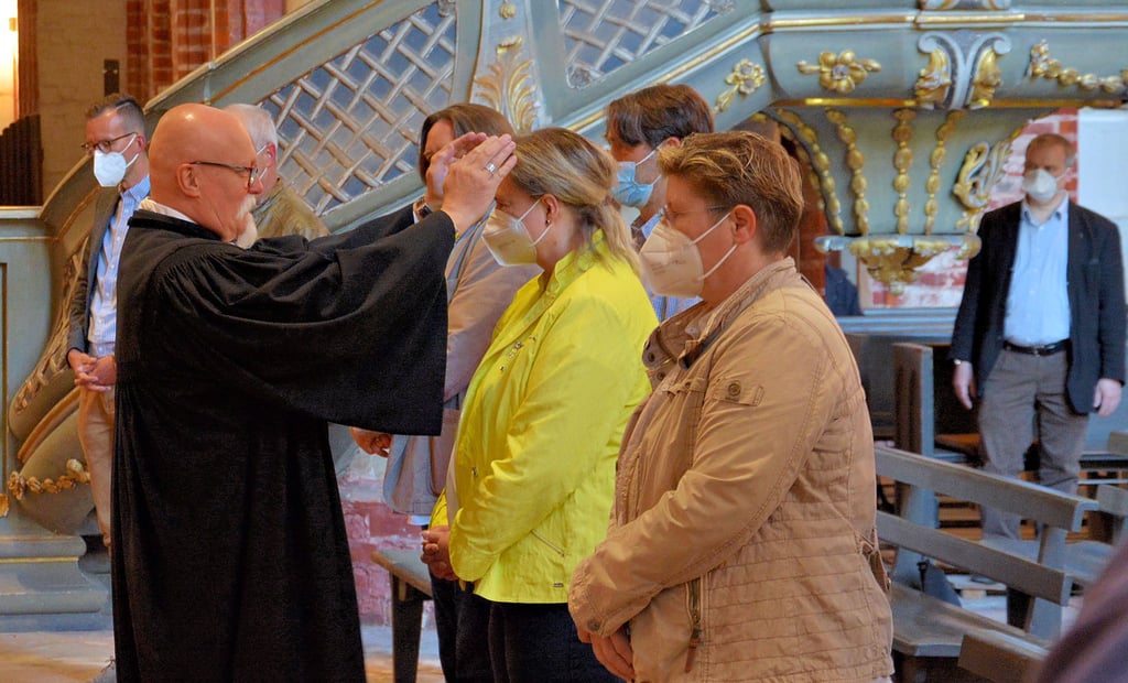 Superintendent Michael Kleemann segnete die Mitglieder des neuen Kreiskirchenrates des Kirchenkreises Stendal für ihre sechsjährige Amtszeit. Der Gottesdienst im Stendaler Dom zum Auftakt der Frühjahrssynode bot dafür den passenden Rahmen.
