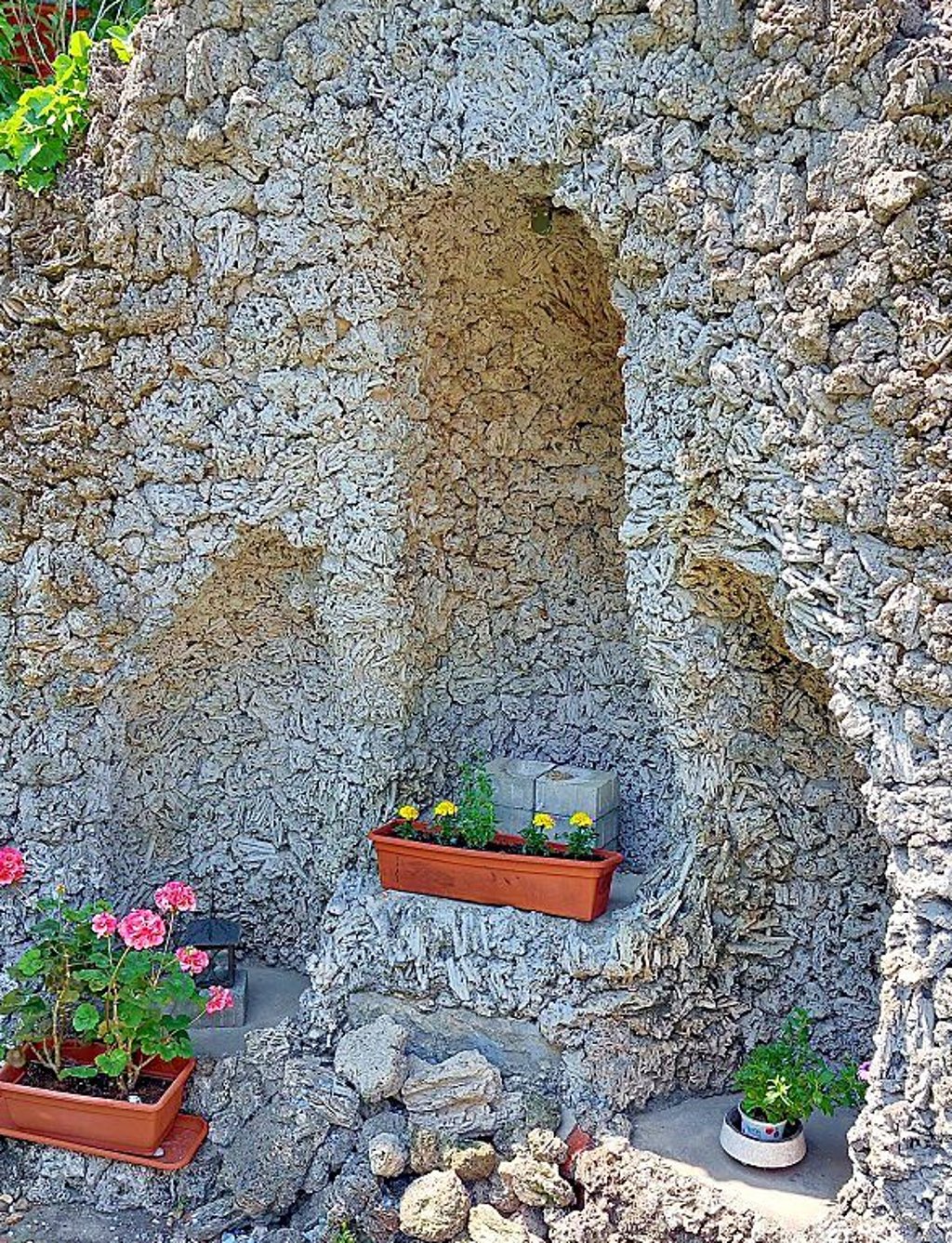 Nun ist die Grotte leer.