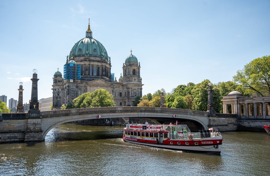 Ein Schiff fährt auf der Spree an der Museumsinsel. Auf der historischen Insel werden heute die Filmfestspiele eröffnet.