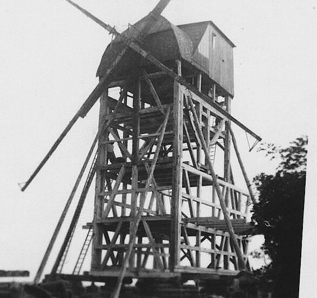 In den Jahren 1950/1951 wurde die Bockwindmühle zu einer Paltrockwindmühle umgebaut.