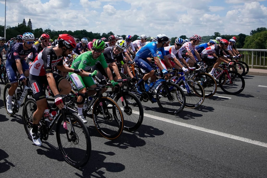 Mark Cavendish (vorn,2.v.l.) fährt auf der 6. Etappe im Grünen Trikot.