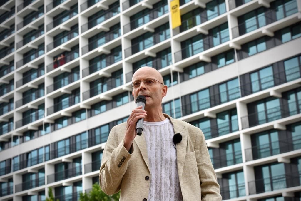 Für einen Affront sorgte indes der suspendierte Oberbürgermeister Bernd Wiegand (parteilos). Kurz vor der feierlichen Übergabe hielt er auf Einladung des Halle-Neustadt-Vereins eine kurze Rede.