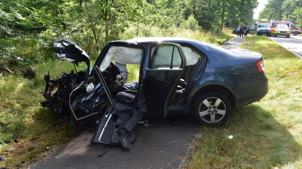 Auf der B 107 im Landkreis Wittenberg ereignete sich am Mittwoch ein tödlicher Unfall - drei Fahrzeuge wurden zudem stark beschädigt.