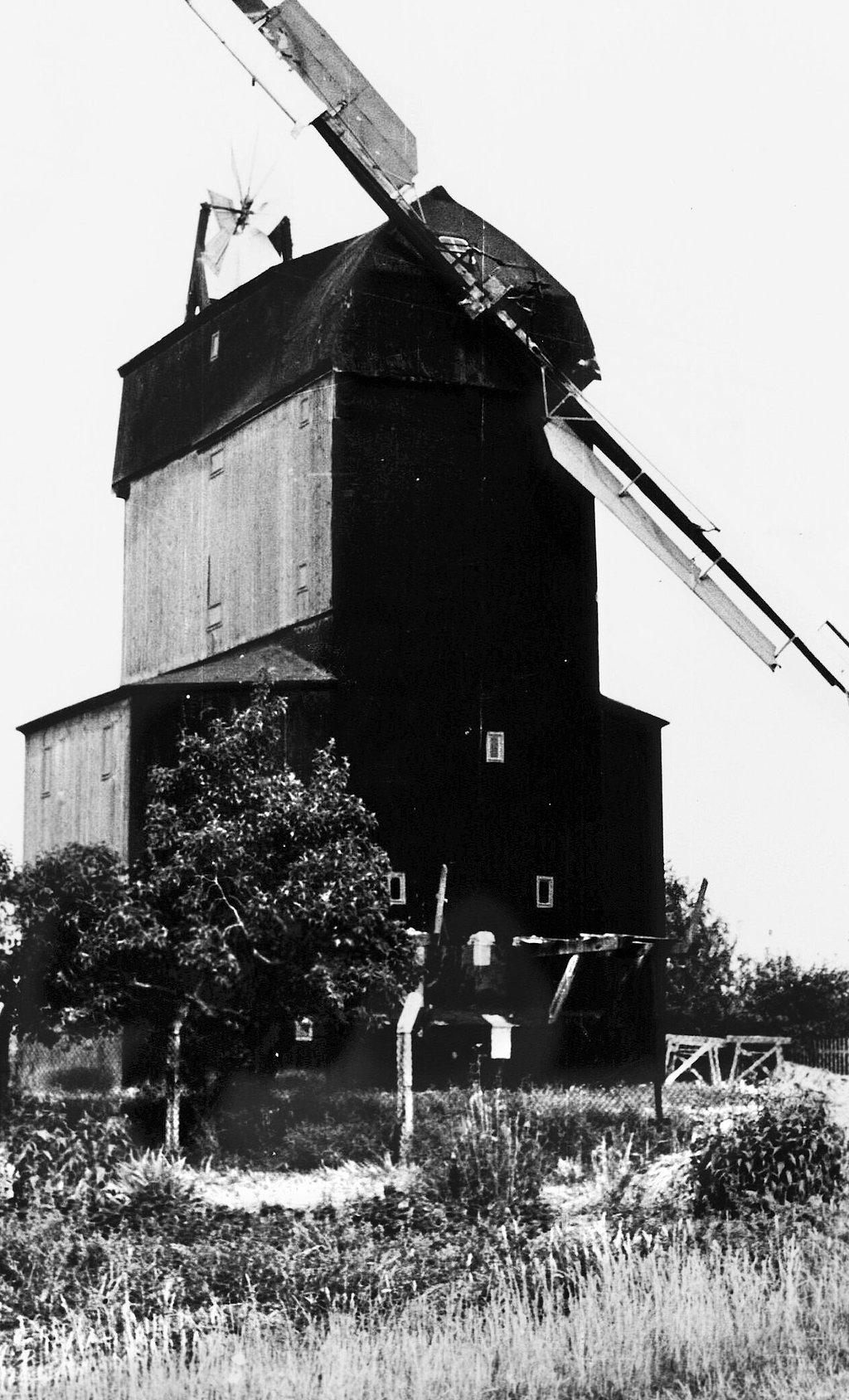 Im Jahr 1972 zerstörte ein Orkan einen Teil der Flügel. Später wurden sie ganz abmontiert. Danach lief die Mühle nur noch elektrisch.