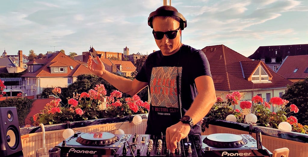 Nick Groove aus Bernburg gibt wieder ein Balkonkonzert.