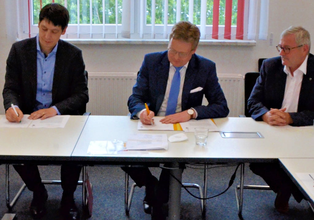 Von links: Landrat Patrick Puhlmann, IMG-Prokurist Marc Pappert und Staatssekretär Jürgen Ude waren bei der Unterzeichnung in Stendal dabei.