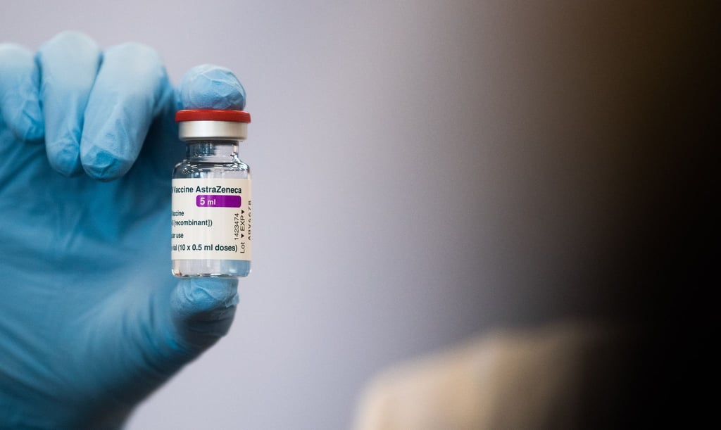 Eine Ärztin zeigt eine Ampulle mit dem Corona-Impfstoff Astrazeneca.