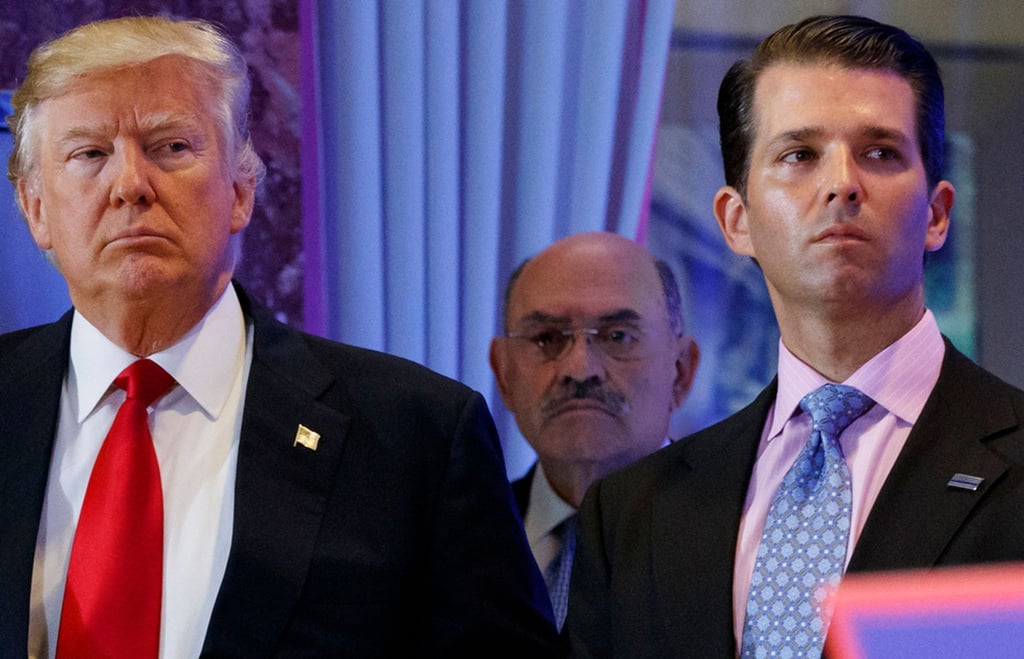 Allen Weisselberg, Finanzchef der Trump-Organisation, hinter Donald Trump und Trumps Sohn Donald Trump Jr.