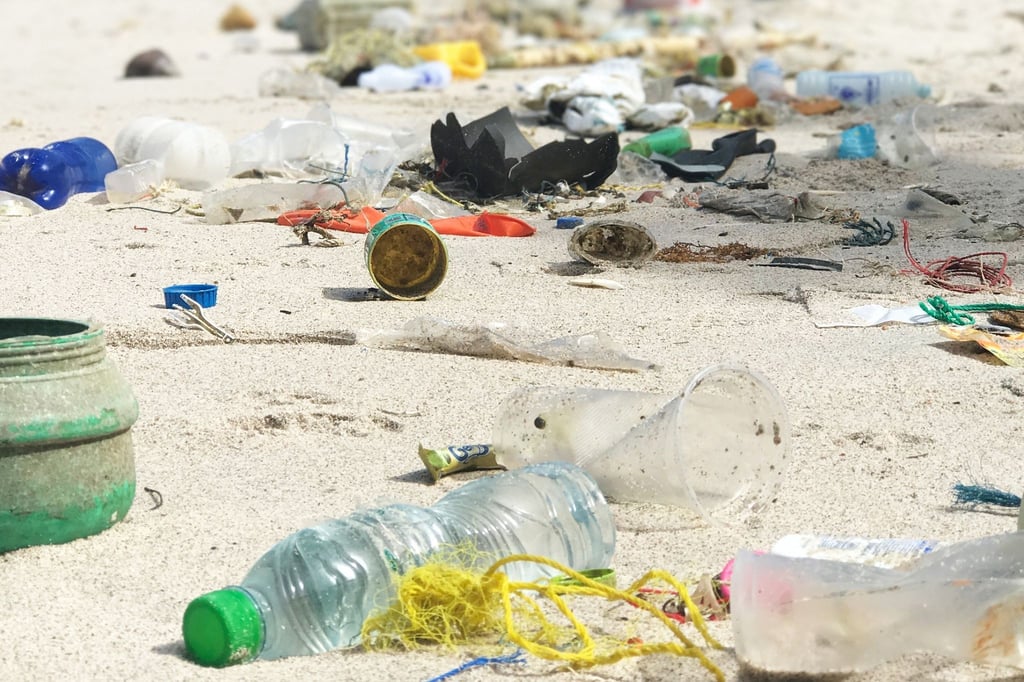 Plastikmüll am Strand von Ko Sichang in Thailand: Reisende können aktiv dazu beitragen, das Müllproblem nicht noch größer zu machen.