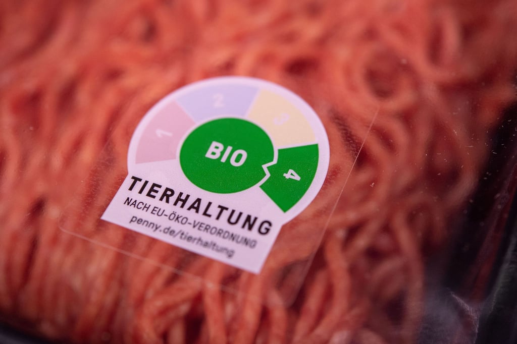 Fleisch mit der Haltungsformstufe 4 nimmt im Lebensmittelhandel bisher nur einen geringen Teil des Fleischangebots ein. Bei Kaufland, Lidl und Rewe soll das verkaufte Fleisch künftig mindestens aus der Haltungsformstufe 2 stammen.
