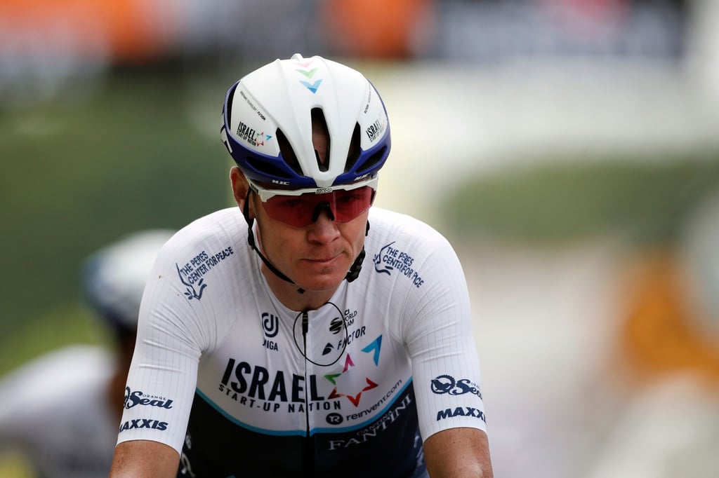 Der ehemalige Tour-Sieger Chris Froome ist nun Wasserträger.