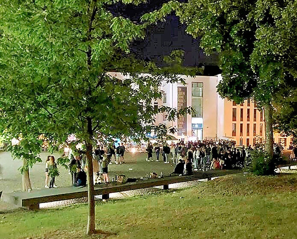 Partystimmung auf dem Uniplatz in Halle: Das Areal am Löwengebäude ist ein beliebter Treff von jungen Menschen geworden.