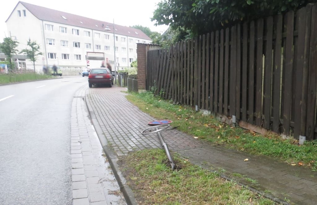 Das Halteverbotsschild am Salzwedeler Schäferstegel wurde förmlich plattgefahren.