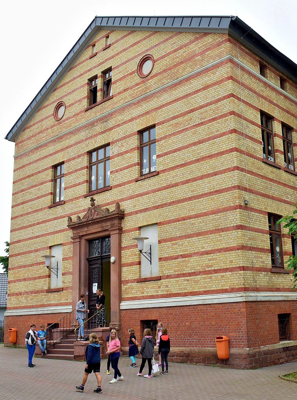 Die Dachsanierung an der Grundschule Erdeborn ist bereits abgeschlossen. Weitere Arbeiten sind noch geplant.