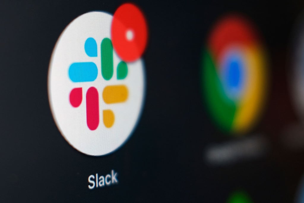 Das Symbol von Slack leuchtet auf einem Computerbildschirm.