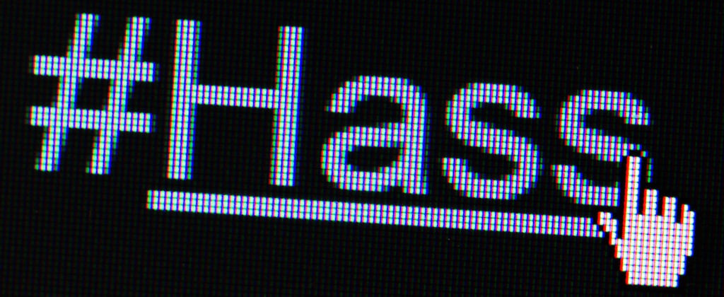 Der Hashtag „#Hass“ ist auf einem Bildschirm zu sehen.