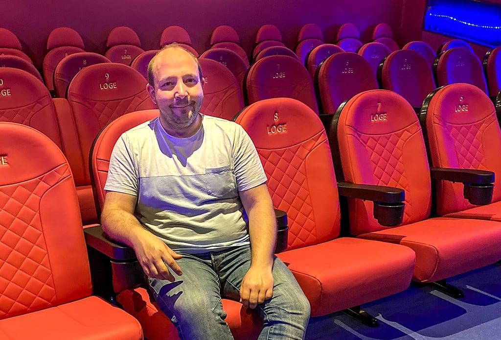 Der Zeitzer Kinobetreiber Andreas Ronneberger sitzt Probe auf einem der neuen Loge-Sitze.