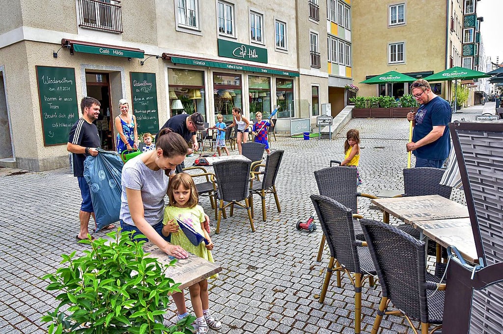 Mit Kind und Kegel kam das Team zum Arbeitseinsatz auf der Terrasse.