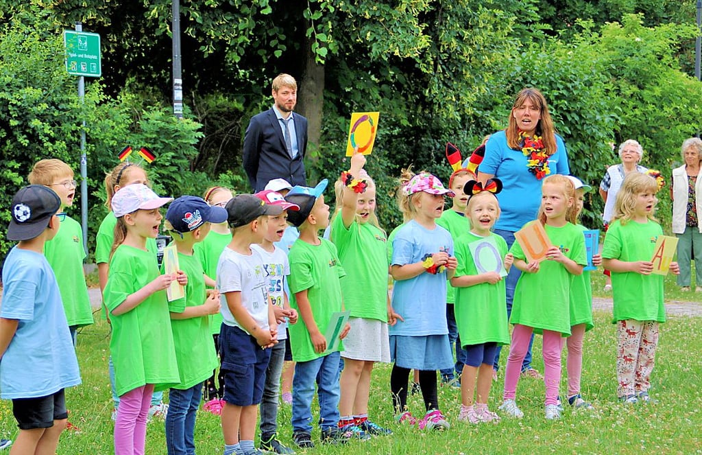 Zur Einweihung führten Kinder der Kita Rappelkiste ein kleines Programm auf.