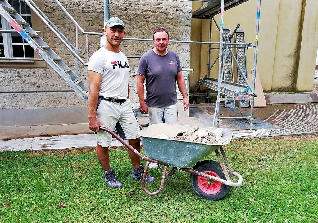 Sven Elbing (links) und Dirk Ehrt arbeiten an der Kirche in Draschwitz.