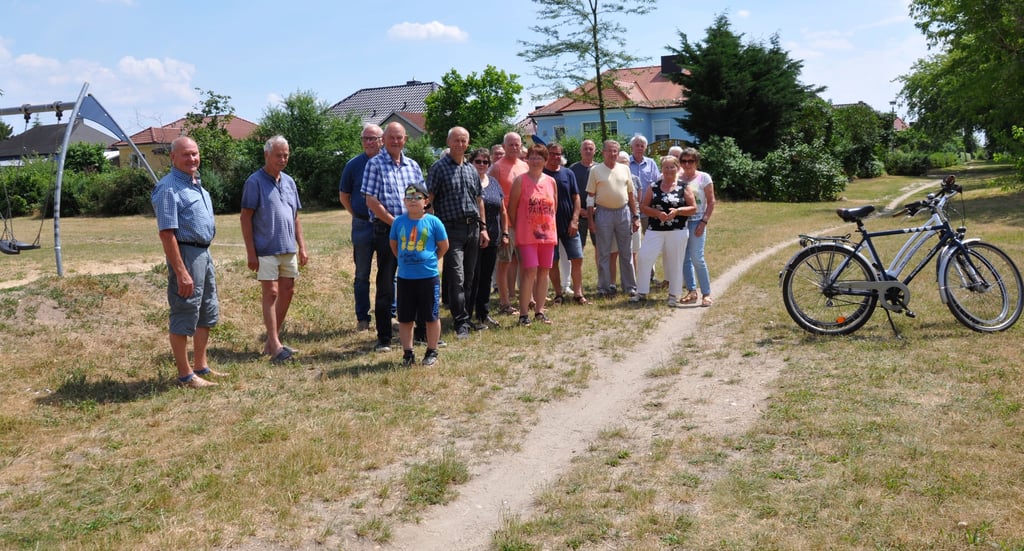 Mehrere Anwohner der Weizenberge-Siedlung fanden sich an dem schmalen Trampelpfad ein, der entlang des Walls zur Bundesstraße 184 am Spielplatz vorbei in die Eigenheimsiedlung führt und als Rad- und Fußweg befestigt werden soll.