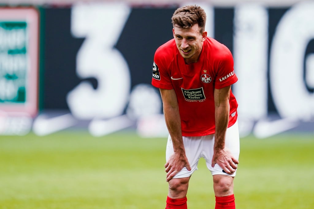 Kaiserslauterns Daniel Hanslik steht auf dem Spielfeld.