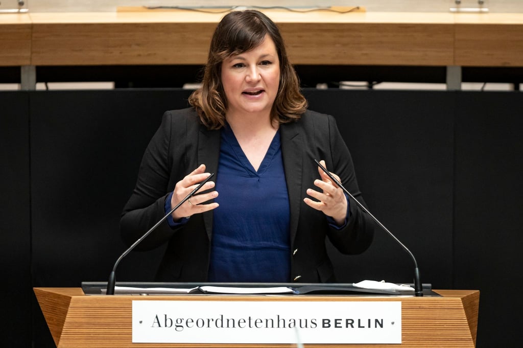 Antje Kapek, Fraktionsvorsitzende von Bündnis 90/Die Grünen im Abgeordnetenhaus von Berlin, spricht.