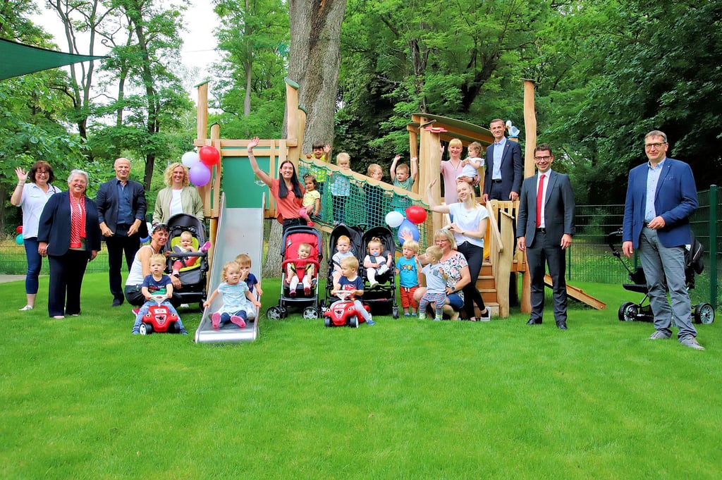 Hier sind die Gäste mit einigen Wawuschel-Kindern zu sehen. Auch das Außengelände der Einrichtung hat sich im Zuge des Um-, An- aus Ausbaus verändert.