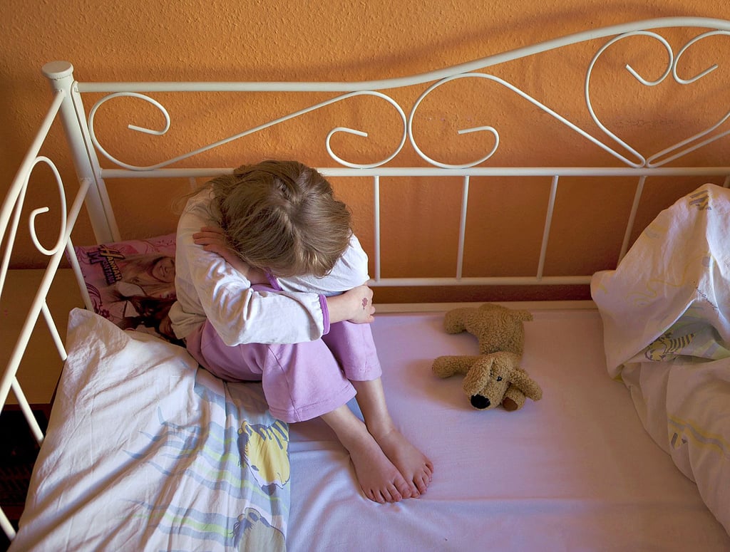 Ängste, Bauchschmerzen, Rückzug: All das sind Anzeichen dafür, dass Kinder mit einer Situation überfordert sind. Eltern stehen dem oft hilflos gegenüber, doch es gibt Hilfsangebote.