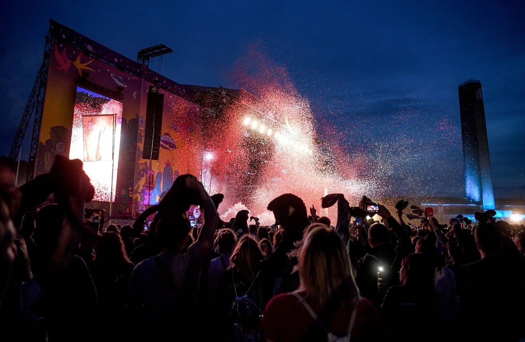 Das Publikum jubelt bei einem Auftritt beim Lollapalooza Festival Berlin.