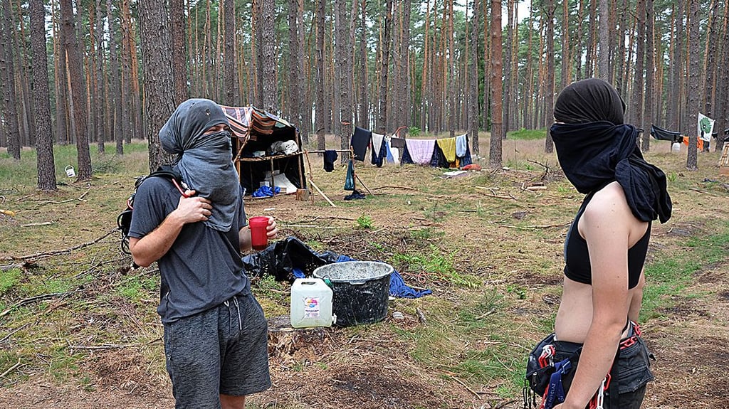 Die Waldbesetzer Streuner (l) und Bee unterhalten sich. Im Wald bei Seehausen in der Altmark protestieren seit mehreren Monaten Waldbesetzer gegen den Weiterbau der Autobahn 14.